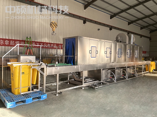 東莞市隧道式醫(yī)廢桶清洗機現(xiàn)場使用實拍，可對接機器人機械手