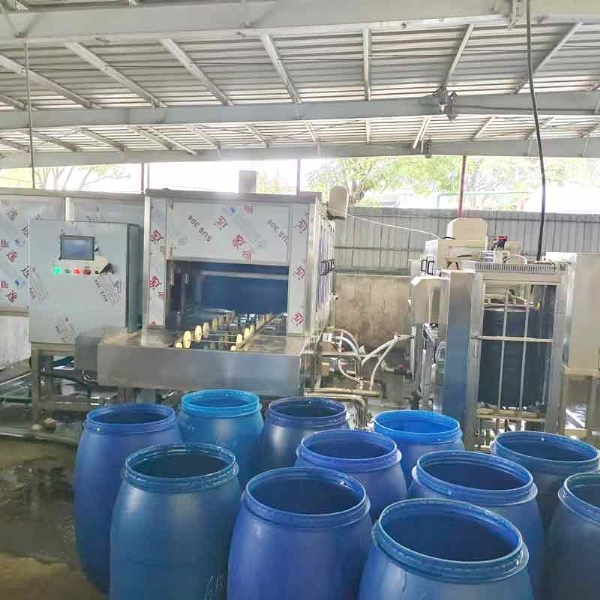 廣東德美精細化工集團股份有限公司隧道式洗桶機，桶蓋清洗機使用現(xiàn)場